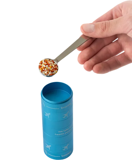 A scoop of bioniq GO granules being taken from the tube